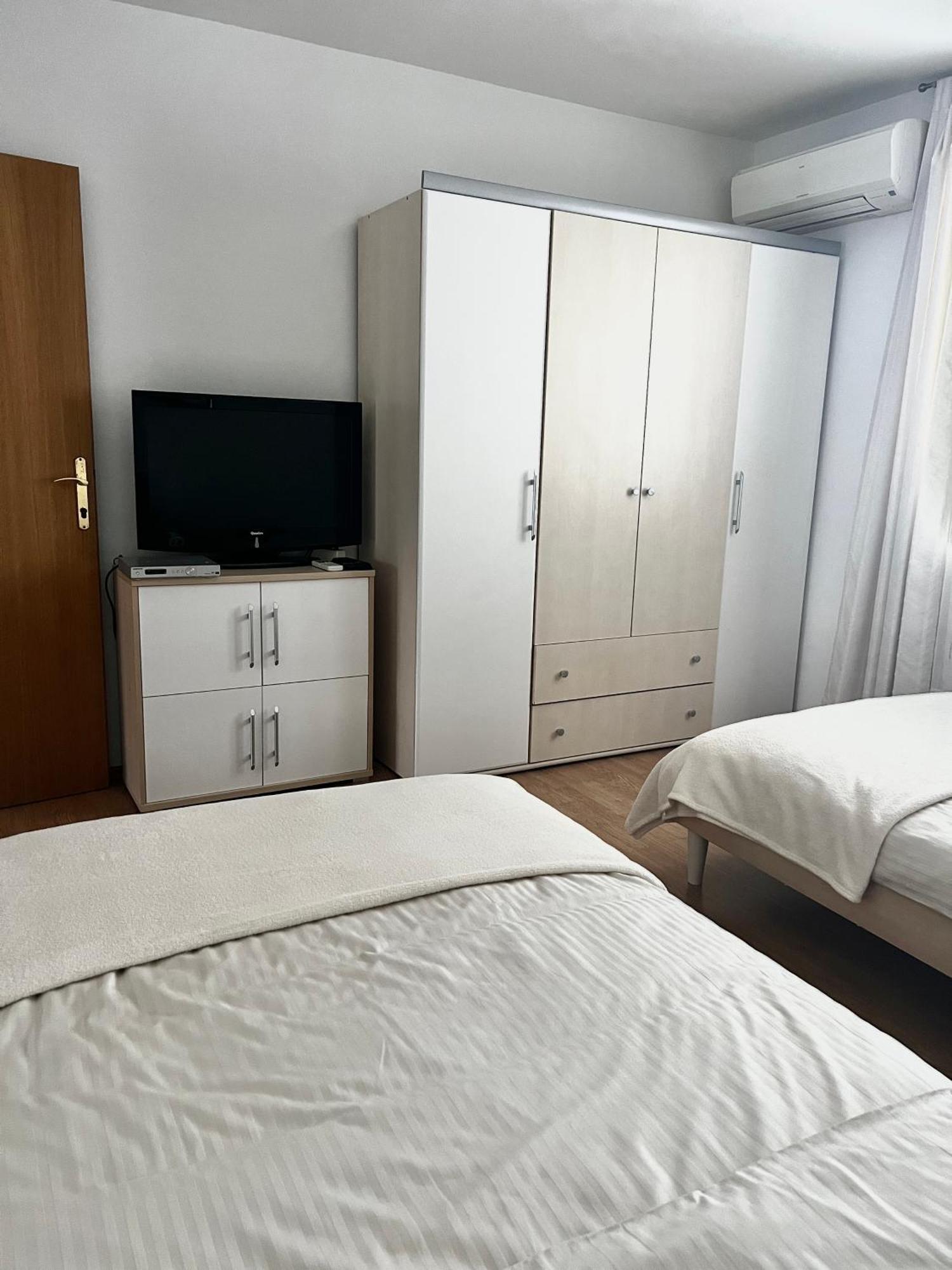 D.O.O. Yury Apartment โตรกีร์ ภายนอก รูปภาพ