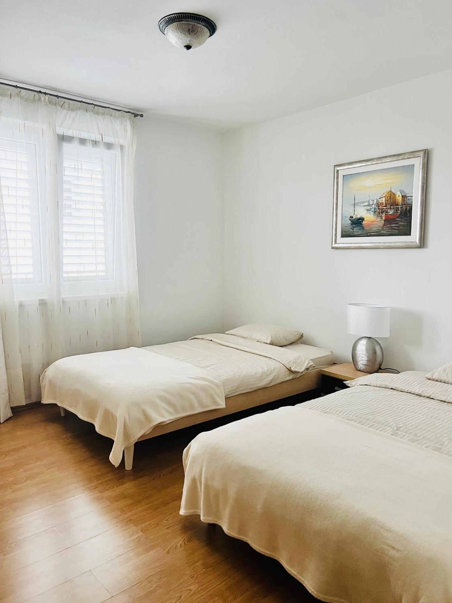D.O.O. Yury Apartment โตรกีร์ ภายนอก รูปภาพ