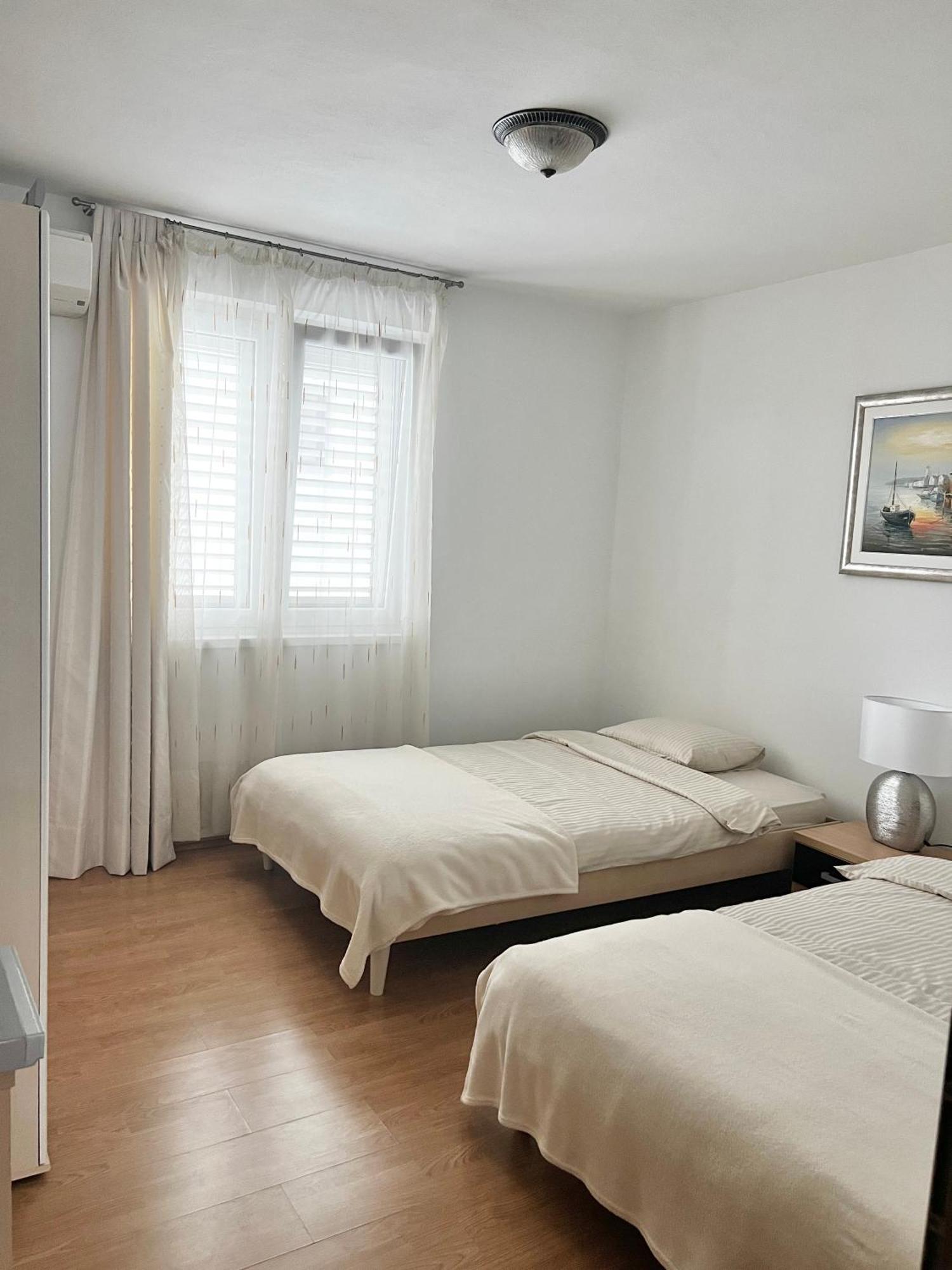 D.O.O. Yury Apartment โตรกีร์ ภายนอก รูปภาพ